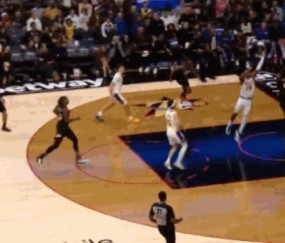 真防不回来啊！76人快攻马克西接球上空篮无压力 打停湖人